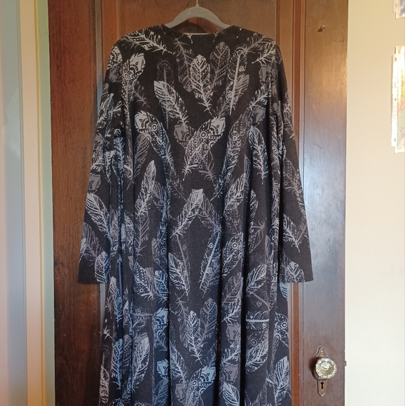 Lularoe Sarah feather print, gently used - Picture 3 of 4